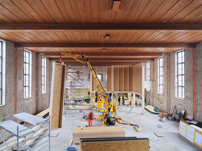 Umnutzung des Gemeindehauses Oekolampad, Basel – Aufbau der Theaterbox als Holzkonstruktion – Wibrandis Stiftung, Basile Bornand