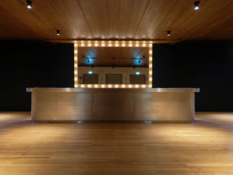 Umnutzung des Gemeindehauses Oekolampad, Basel – Theaterfoyer mit neuer Bar – Wibrandis Stiftung, Basile Bornand