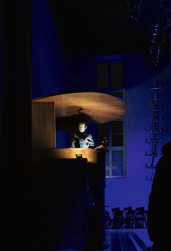 Umnutzung des Gemeindehauses Oekolampad, Basel – Kanzel, umgenutzt für Theaterzwecke – Foto: Donata Ettlin