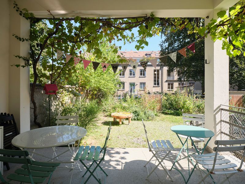 Umnutzung des Gemeindehauses Oekolampad, Basel – Bestehende Loggia und neu angelegter Garten – Wibrandis Stiftung, Basile Bornand