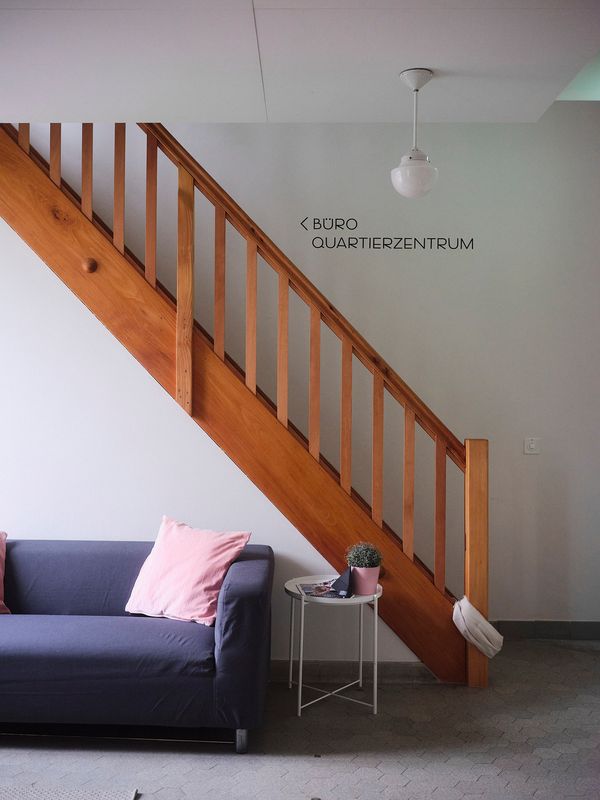 Umnutzung des Gemeindehauses Oekolampad, Basel – Gemeinschaftsraum des Quartierzentrums mit Zugang zum darüberliegenden Büro – Wibrandis Stiftung, Basile Bornand