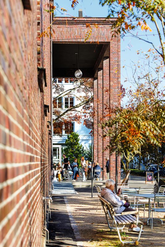 Umnutzung des Gemeindehauses Oekolampad, Basel – wiederbelebter Portikus am Allschwiler Platz – Foto: Donata Ettlin