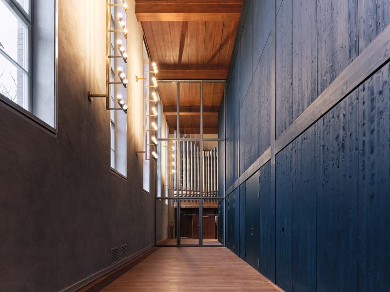 Umnutzung des Gemeindehauses Oekolampad, Basel – Südliche Wandelhalle mit Blick auf die Orgel – Wibrandis Stiftung, Basile Bornand