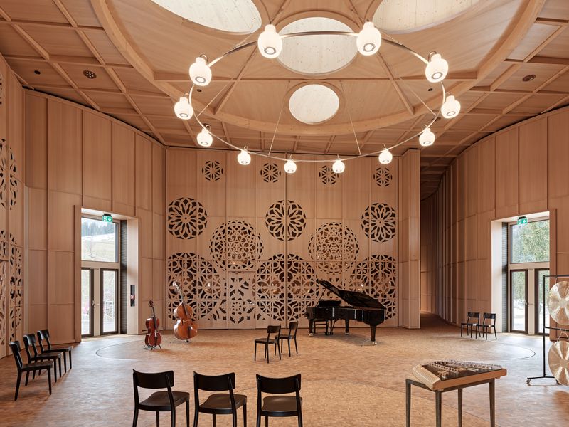 Klanghaus Toggenburg am Schwendisee – Zentralraum mit Blickrichtung Musikraum Schwendisee bei geschlossenen «Isfahantoren». Die konvex einspringenden Aussenwände geben durch ihre Türen den Blick Richtung Aussenbühnen frei. – Roland Bernath