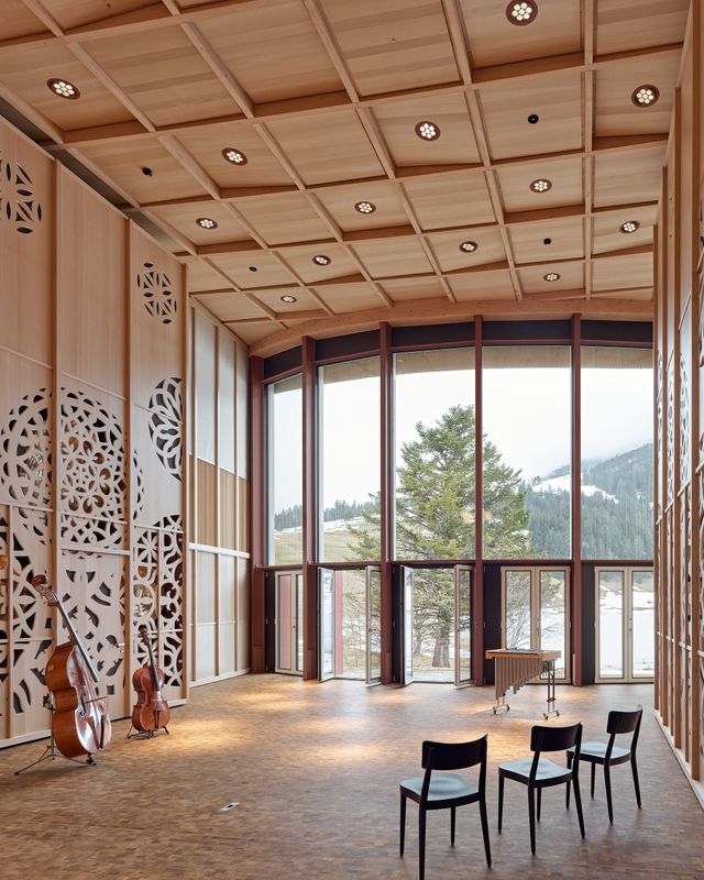 Klanghaus Toggenburg am Schwendisee – Musikraum Schafberg mit Blickrichtung Schafberg, Teil des Alpsteinmassivs. Die konvex gekrümmte Pfostenriegelfassade vermag die Landschaft zu umarmen und im Innern präsent werden zu lassen. – Roland Bernath