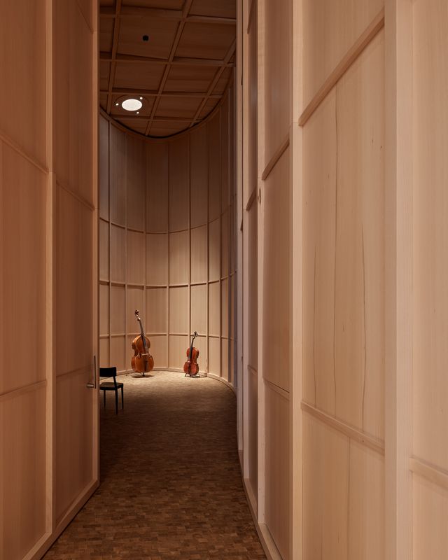 Klanghaus Toggenburg am Schwendisee – Zentralraum mit Blickrichtung Echoraum bei offenem Tor. Der Bug wird akzentuiert mit einem kleinen Oblicht, auch für die Kaskadenlüftung verwendbar. – Roland Bernath