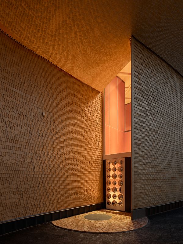 Klanghaus Toggenburg am Schwendisee – Zugangssituation: Empfang durch «klingende Pfannendeckel». – Roland Bernath