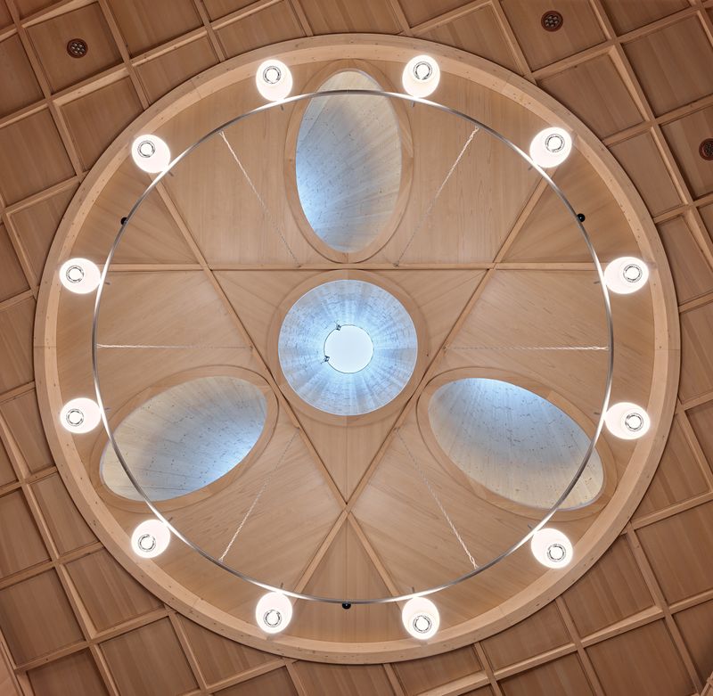 Klanghaus Toggenburg am Schwendisee – Zenitallicht mit den drei «Himmelsohren», den schiefwinkligen Oblichtkegeln über dem Zentralraum. – Roland Bernath