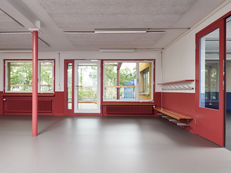 Kindergarten Mööslistrasse, Zürich – Ein kräftiges Farbkonzept im Innenraum bindet die verschiedenen Re-Use-Bauteile ästhetisch zusammen, sodass ein stimmiger Gesamteindruck entsteht. – Fotograf: Theodor Stalder