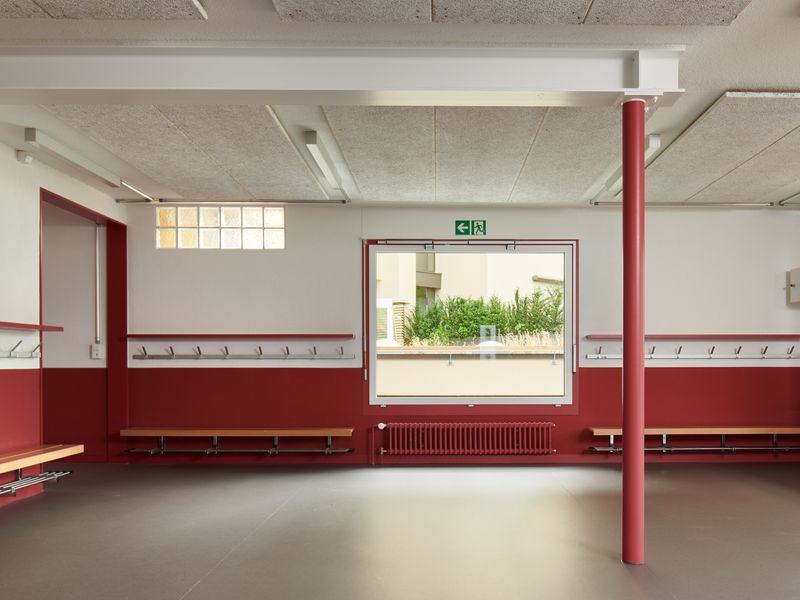 Kindergarten Mööslistrasse, Zürich – Bei den Stahlträgern, den Akustikpaneelen und der Garderobe handelt es sich um gebrauchte Elemente. – Fotograf: Theodor Stalder