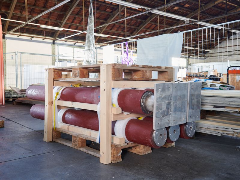 Kindergarten Mööslistrasse, Zürich – Holzstützen aus einem Fassaden-Mock-Up sind für die Wiederverwendung eingelagert.  – Fotograf: Theodor Stalder