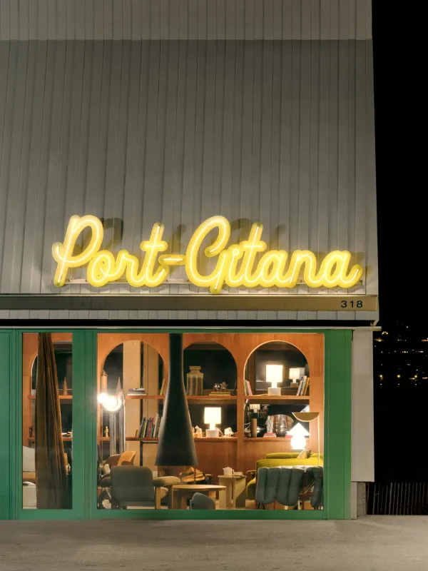 Bâtiment communal et Auberge-restaurant Port Gitana, Bellevue – Auberge, l'enseigne lumineuse – Alicia Dubuis