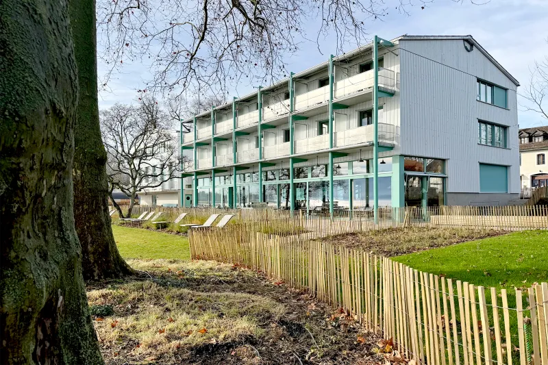 Bâtiment communal et Auberge-restaurant Port Gitana, Bellevue – L'auberge côté lac – atelier ba.le