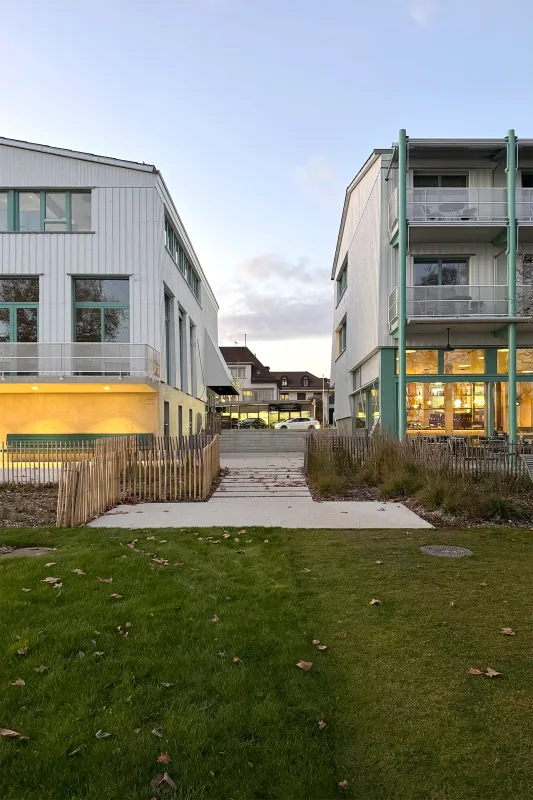 Bâtiment communal et Auberge-restaurant Port Gitana, Bellevue – Le passage côté parc – atelier ba.le