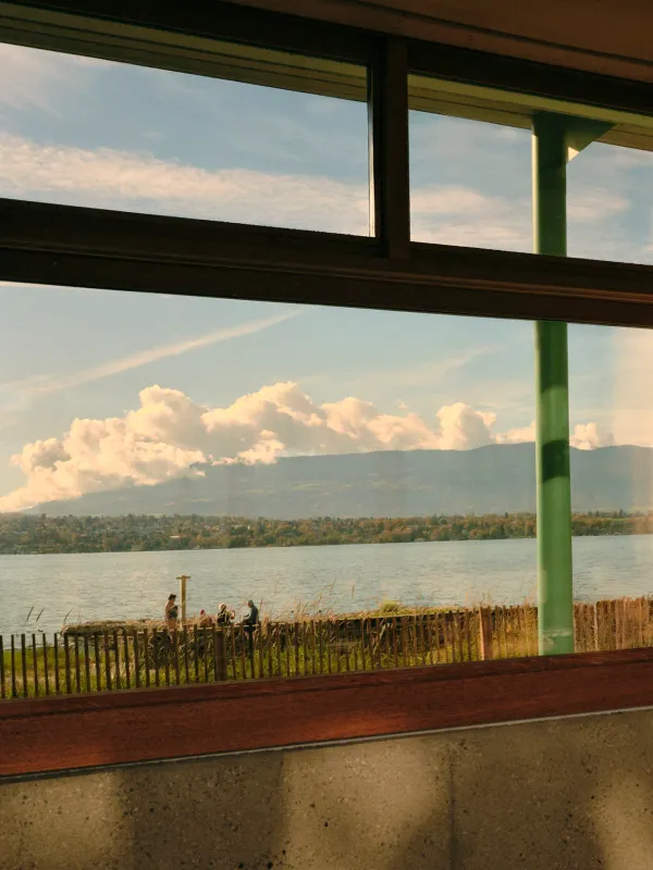 Bâtiment communal et Auberge-restaurant Port Gitana, Bellevue – Auberge, réflection du paysage – Alicia Dubuis