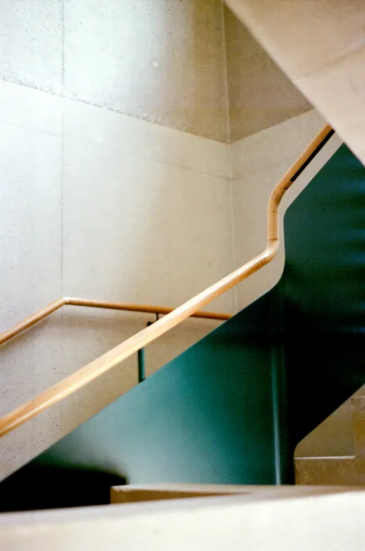 Bâtiment communal et Auberge-restaurant Port Gitana, Bellevue – Bâtiment communal, détail de la cage d'escalier – atelier ba.le