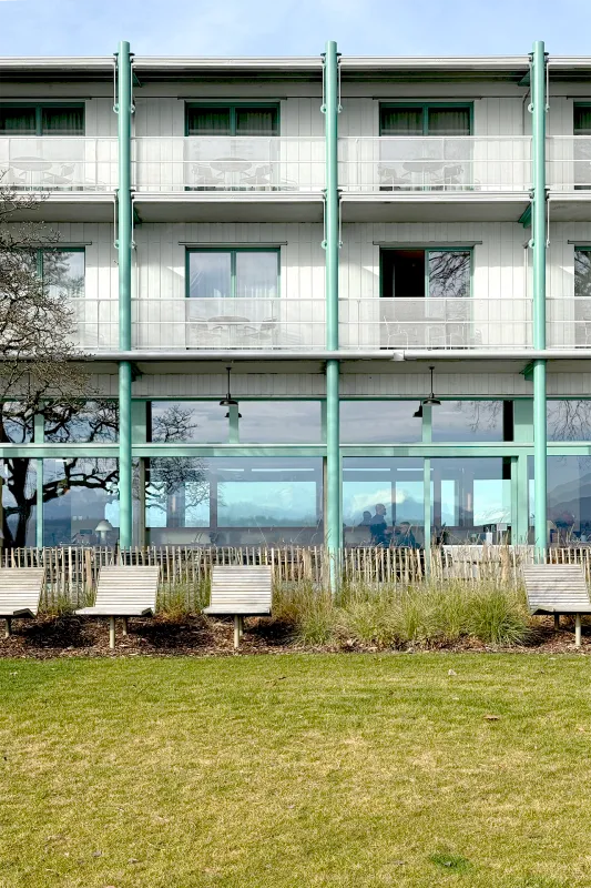 Bâtiment communal et Auberge-restaurant Port Gitana, Bellevue – Les balcons de l'auberge – atelier ba.le