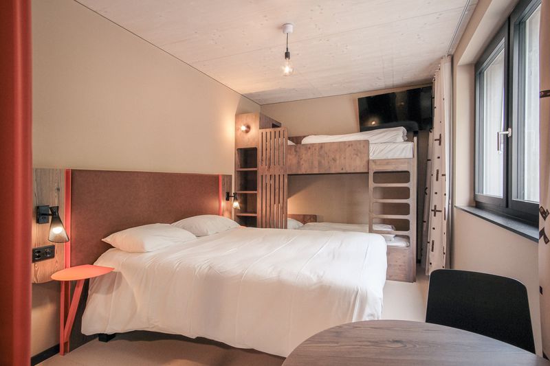 Hôtâ Hôtel St-Imier – Chambre familiale en collaboration avec la chocolaterie Camille Bloch – ©GINAA architectes Sàrl