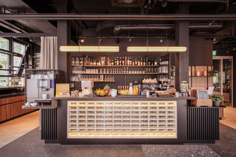 Hôtâ Hôtel St-Imier – Café-bar dans un code industriel – ©GINAA architectes Sàrl