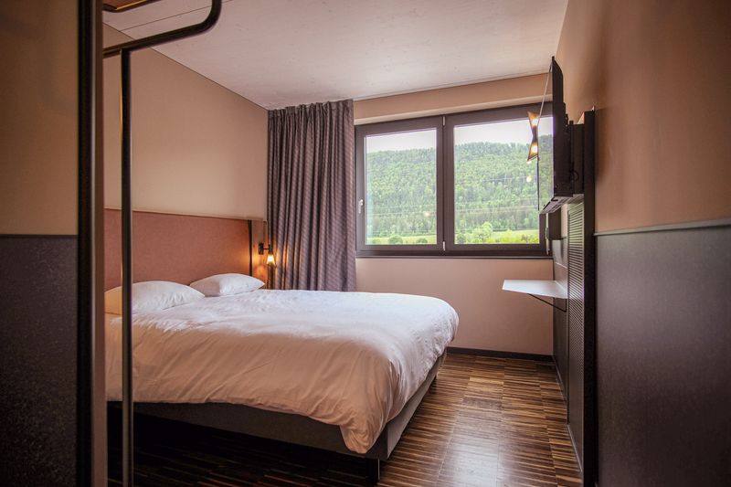 Hôtâ Hôtel St-Imier – La chambre de catégorie standard – ©GINAA architectes Sàrl