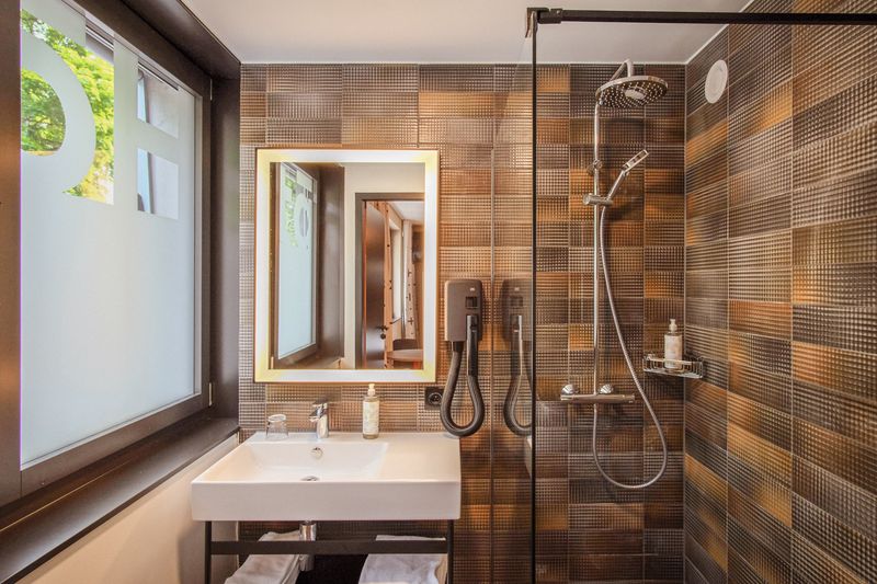 Hôtâ Hôtel St-Imier – Salle de bain préfabriquée catégorie standard – ©GINAA architectes Sàrl