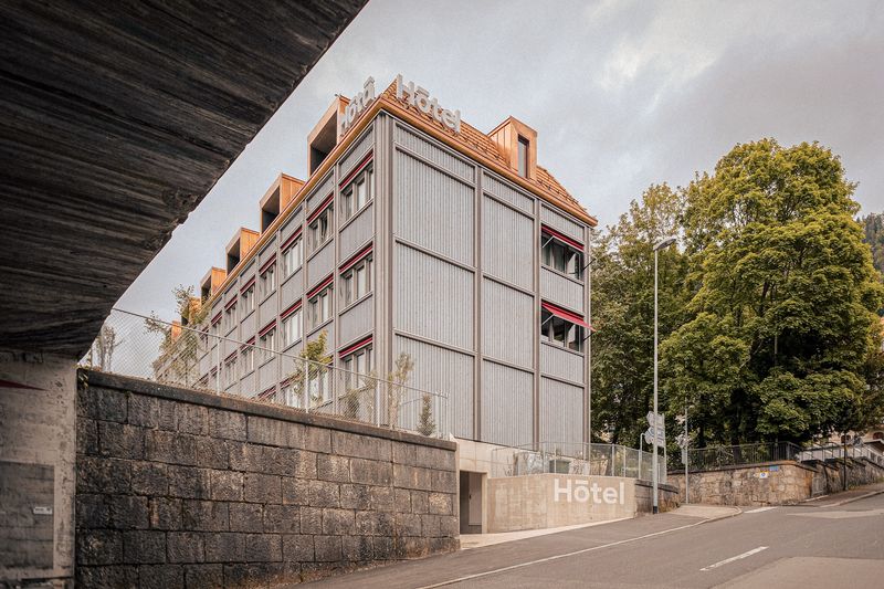 Hôtâ Hôtel St-Imier – L'accès au parking est développé par en renfoncement dans le mur de la sous-voie – ©GINAA architectes Sàrl
