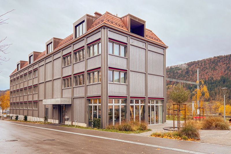 Hôtâ Hôtel St-Imier – Angle Nord-Ouest en direction de la salle de spectacle – ©GINAA architectes Sàrl