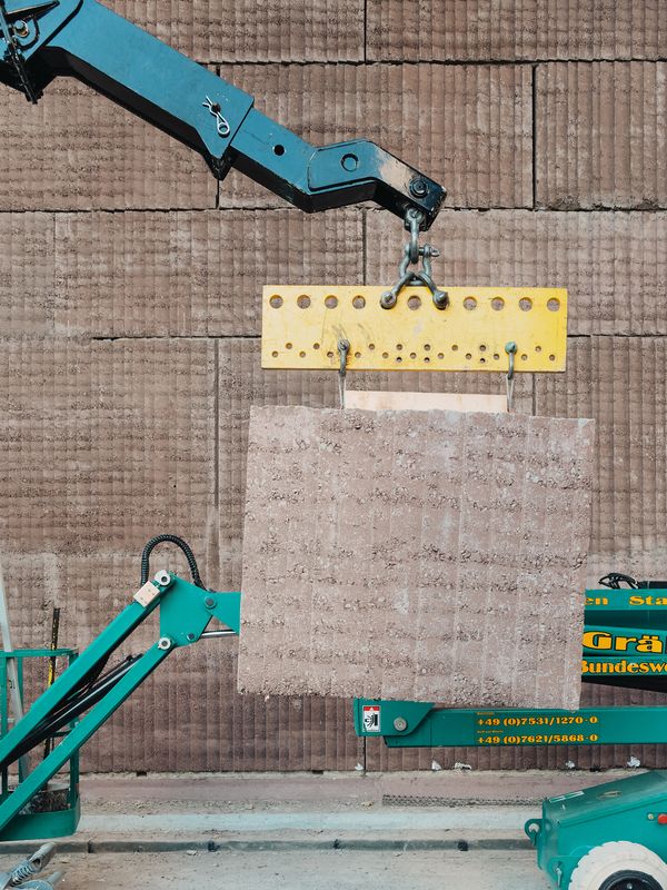 Holz-Hybrid-Hochhaus H1, Zwhatt Areal – Montage Lehmelemente am Sockel – Sandro Livio Straube