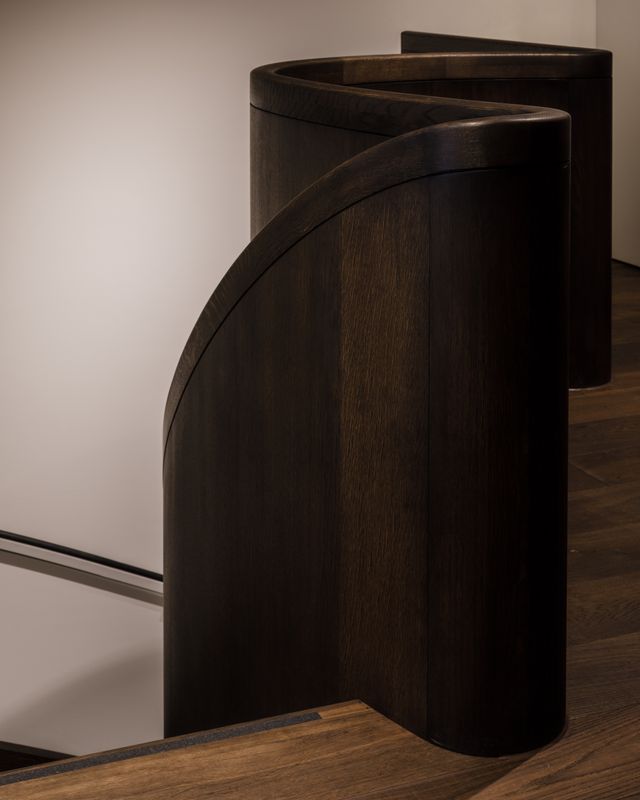 Jüdisches Museum der Schweiz – Oberstes Podest der geschwungenen Holztreppe im zweiten Stock – Daisuke Hirabayashi