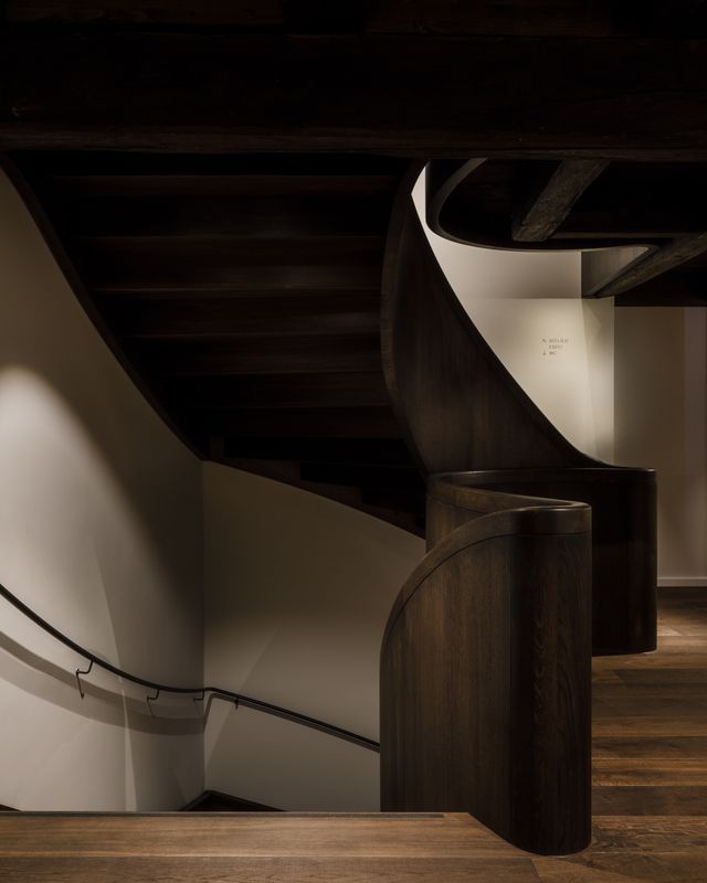 Jüdisches Museum der Schweiz – Lauf der geschwungenen Holztreppe vom ersten in den zweiten Stock – Daisuke Hirabayashi