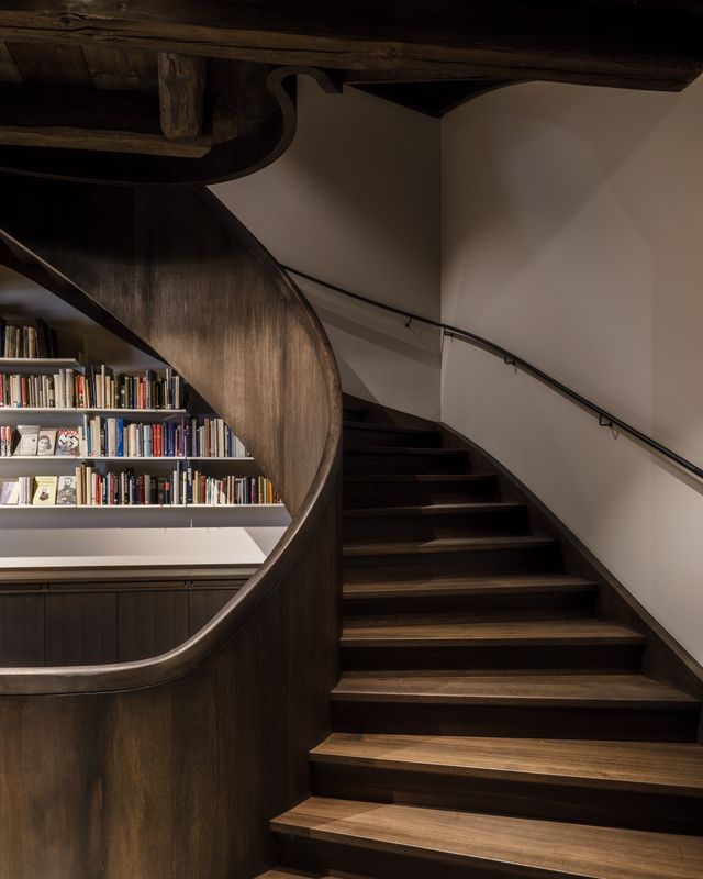 Jüdisches Museum der Schweiz – Lauf der geschwungenen Holztreppe vom Erdgeschoss in den ersten Stock – Daisuke Hirabayashi
