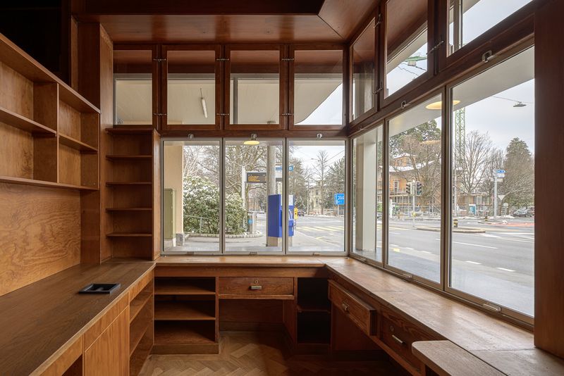 Revitalisierung Betriebsgebäude Eichhof Luzern – Innenraum Kiosk Seite Wartehalle, Hebeschiebefenster geschlossen – Philipp Mächler