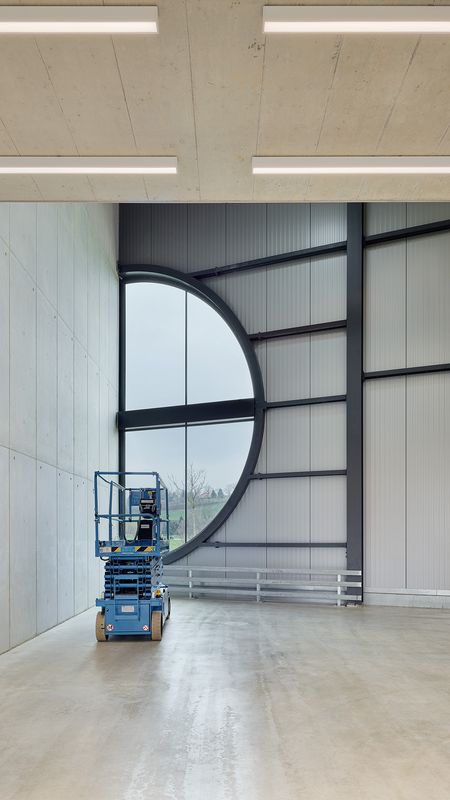 Erweiterung Werkhof Worbboden – Innenansicht Schulungshalle mit Rundfenster – Thomas Telley