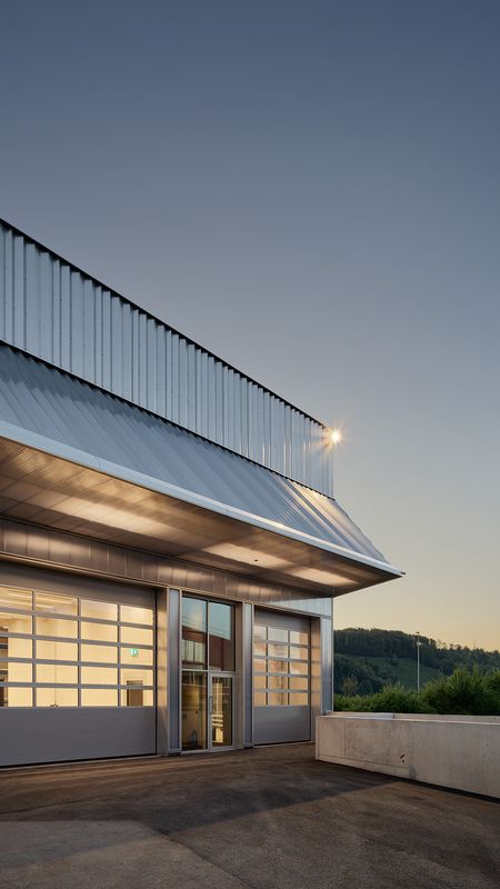 Erweiterung Werkhof Worbboden – Eingangsfassade Abendstimmung – Thomas Telley