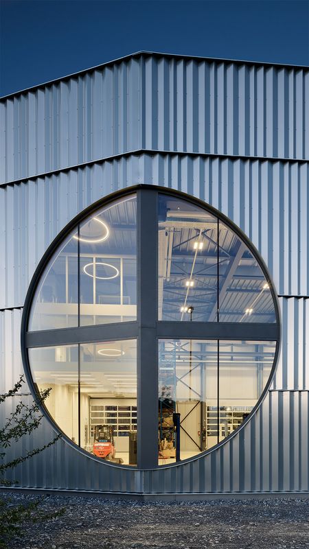 Erweiterung Werkhof Worbboden – Ein grosses Rundfenster versorgt die Schulungs- und Werkhalle mit Tageslicht – Thomas Telley