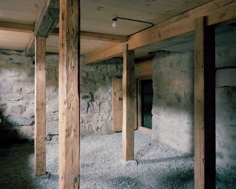 Gässli 5 – Die Stützen im Keller wurden aus anderen Abbruchobjekten im Dorf zusammengetragen. – Rory Gardiner