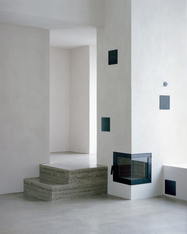 Gässli 5 – Der Ofen mit Ofenbank dient als primäre Energiequelle im Haus. – Rory Gardiner