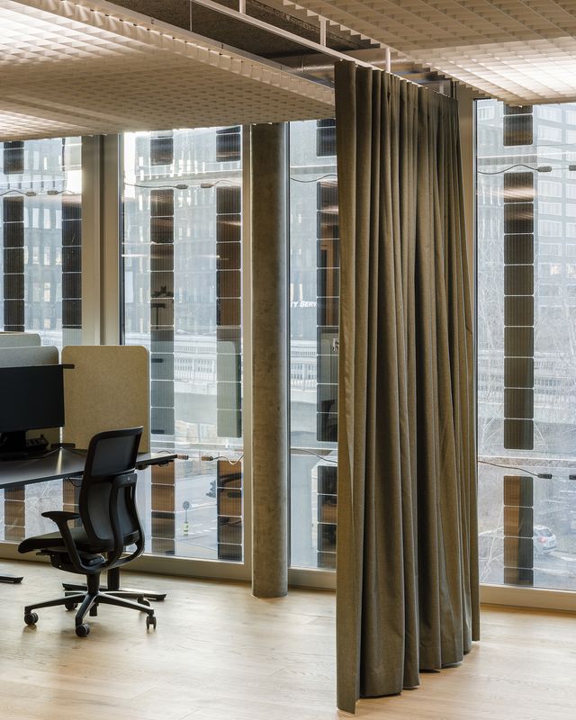 Hauptsitz Energie 360°, Zürich – Arbeitsplatz hinter PV – ©Daisuke Hirabayashi