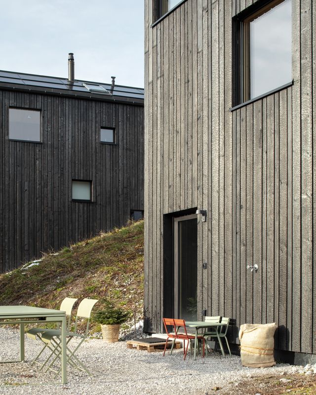 3 TINY HOUSES – Détail de la façade en bois brûlée – @Paola_Corsini