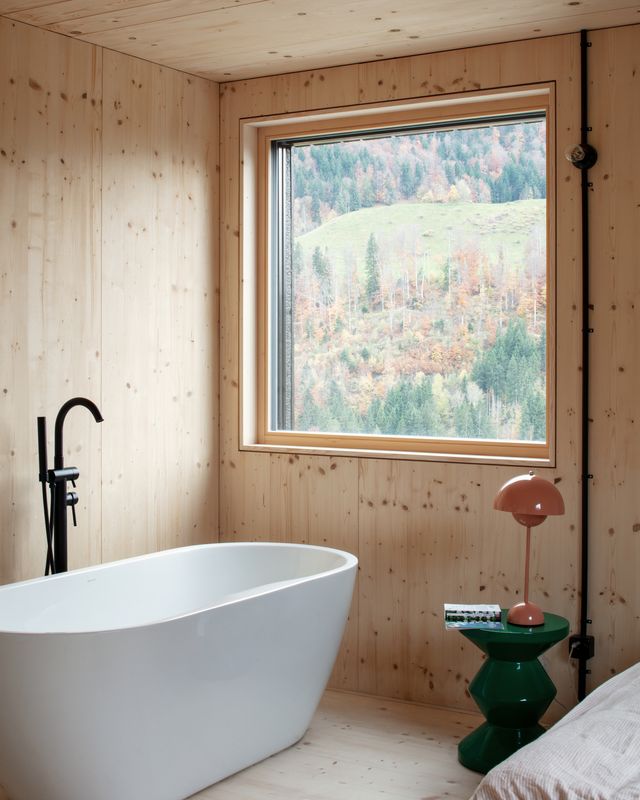 3 TINY HOUSES – Baignoire dans la chambre principale – @Paola_Corsini