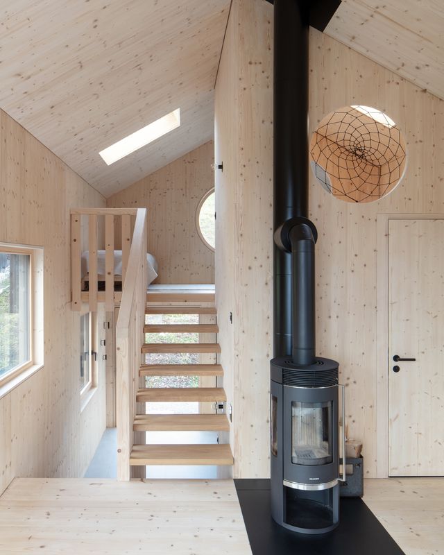 3 TINY HOUSES – Salon avec vue vers la galerie – @Paola_Corsini