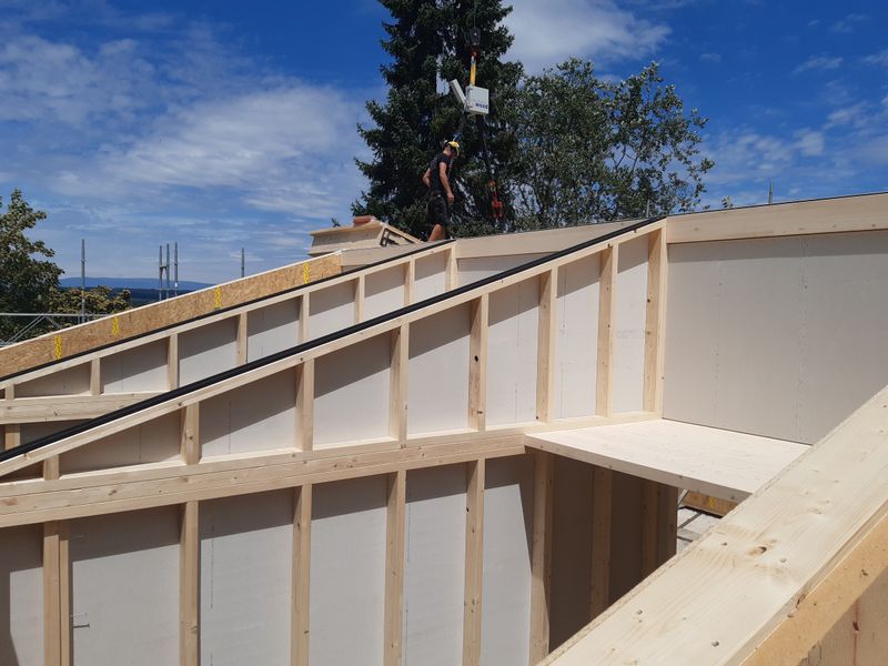 PPE de l'Orangerie – Montage de la surélévation en bois: une prouesse des charpentiers dans le site difficile d'accès – Atelier d'architecture Lutz Associés Sàrl