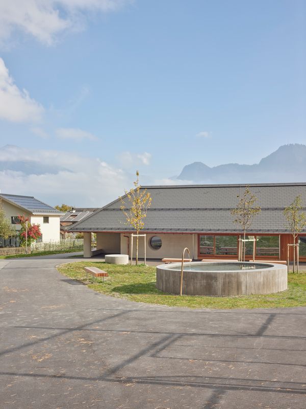 Kindergarten Untervaz – Aufenthaltsbereich vor  Mittagstisch mit Brunnen und Sitzbänken – Laura Egger