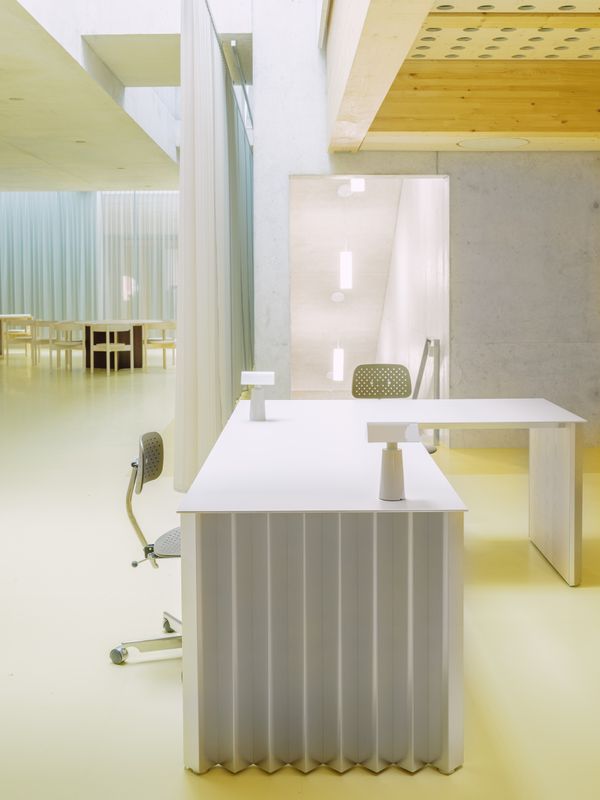 AVS Amt für Verbraucherschutz Kanton Aargau – Raumtrennende Textilien, Tische und Stühle, Sitzgruppen und Arbeitstische zonieren das offene Forum im Erdgeschoss. – Federico Farinatti