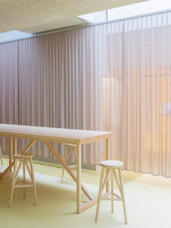 AVS Amt für Verbraucherschutz Kanton Aargau – Im Erdgeschoss, unter dem Betonkern, ist das Forum. Hier treffen sich Mitarbeiter zum informellen Austausch, zum individuellen Arbeiten, zu Besprechungen oder zu offiziellen Veranstaltungen. – Federico Farinatti