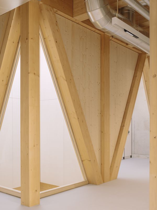 AVS Amt für Verbraucherschutz Kanton Aargau – Erschliessung zu den Laboren mit sichtbarer Holzkonstruktion. Oberlichter bringen Tageslicht ins Erdgeschoss. – Federico Farinatti