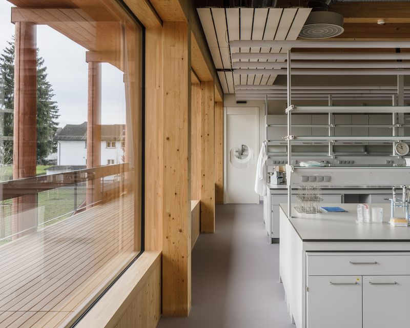 AVS Amt für Verbraucherschutz Kanton Aargau – Für alle Mitarbeiter des Amtes gibt es helle Arbeitsplätze mit Zugang nach draußen. Die Laubengänge verbinden Innen- und Außenraum. – Daisuke Hirabayashi