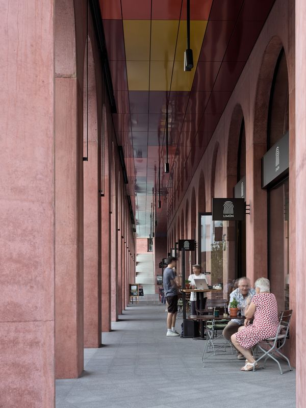 Chäsimatt – Die zweistöckigen Arkaden beherbergen die Gastrobetriebe, welche auf den Chäsiplatz hin orientiert sind. Sie schützen die Passanten vom oft regnerischen Wetter in Rotkreuz. – © 2018 by Ariel Huber / EDIT images