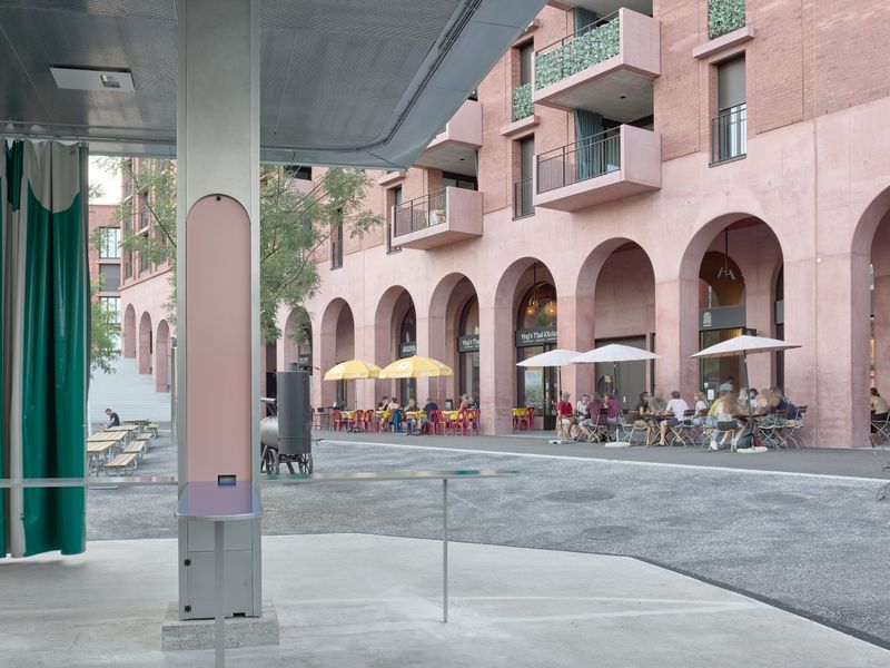 Chäsimatt – Die in eine Eventbühne umgestaltete Tankstelle bildet den Mittelpunkt des entsiegelten Chäsiplatzes. – © 2018 by Ariel Huber / EDIT images