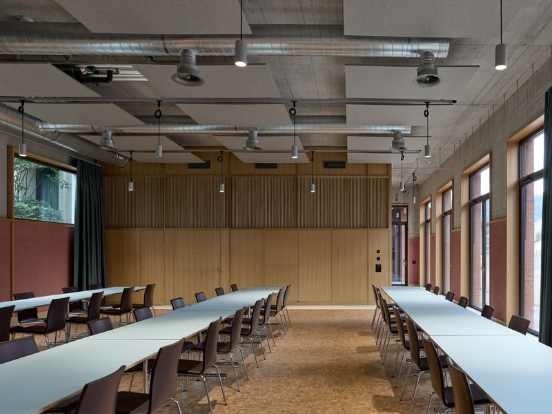 Chäsimatt – Im Chäsisaal werden Feste gefeiert, Konferenzen geführt und Versammlungen abgehalten. Auch externe können den Saal oder das Stübli in der alten Chäsi mieten. Weitere Nutzungen wie eine KITA, der Postraum sowie eine Quartierbibliothek und Co-Working Raum sind ebenfalls ans Foyer angegliedert. – © 2018 by Ariel Huber / EDIT images